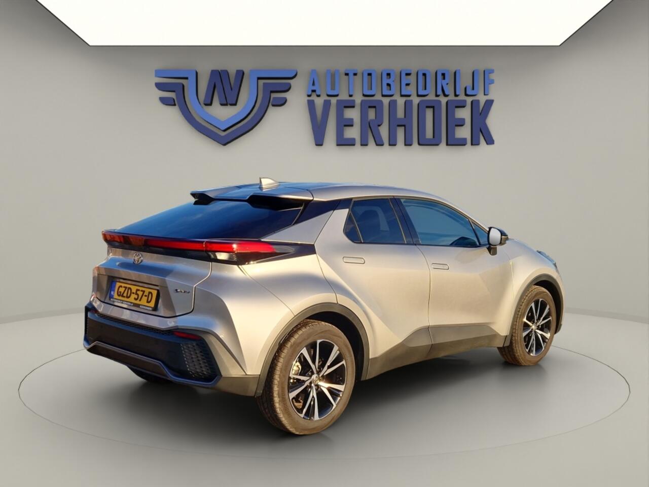 Toyota C-HR 1.8 Hybrid 140 Dynamic - NL Auto - Luxe uitvoering