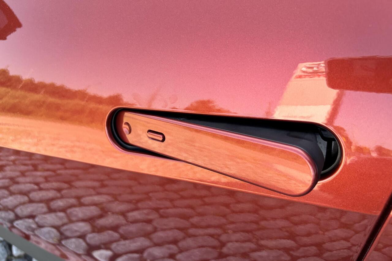 Toyota C-HR 2.0 Plug-in Hybrid 220 Dynamic Apple carplay, Android auto.