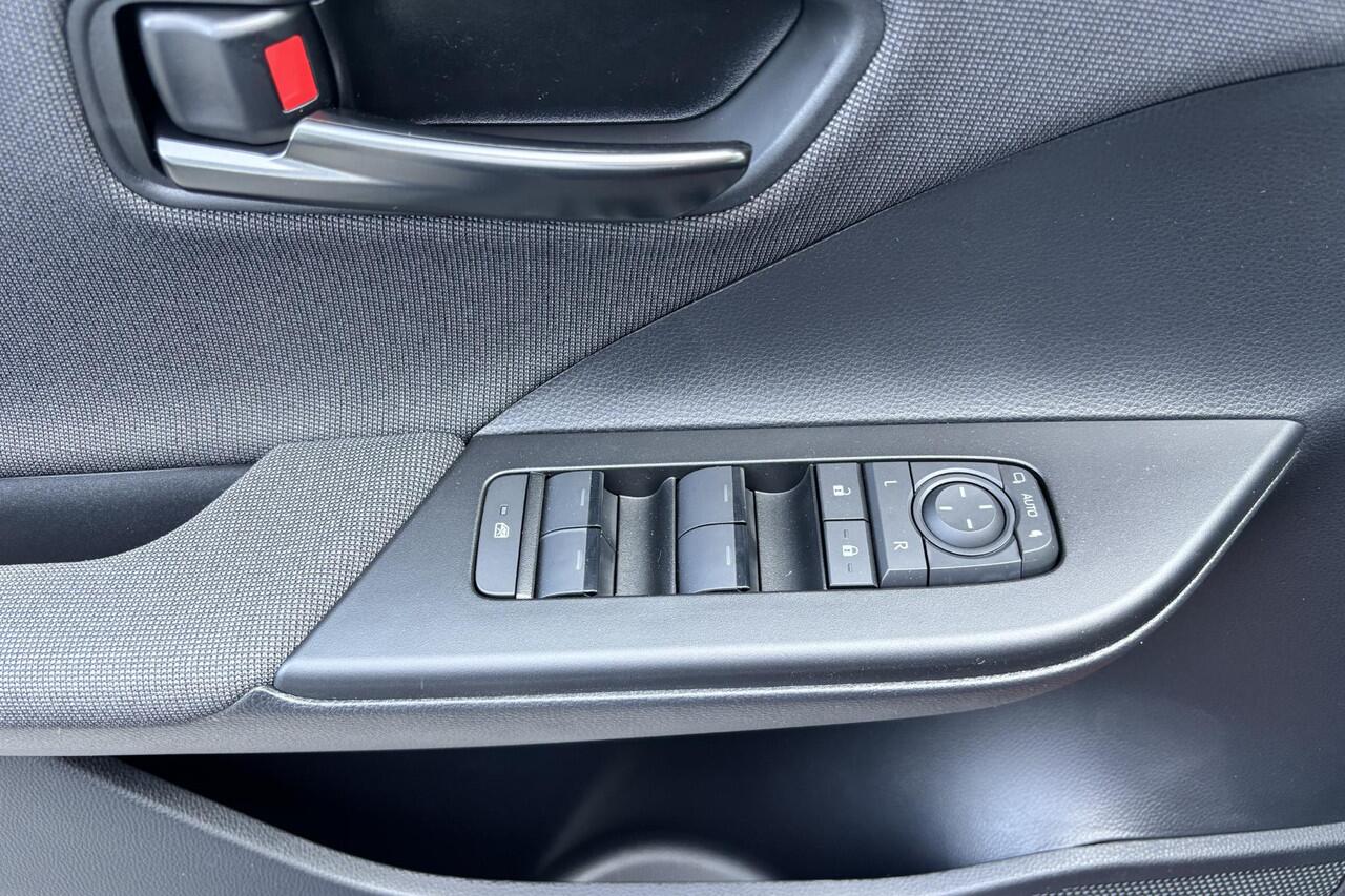 Toyota C-HR 2.0 Plug-in Hybrid 220 Dynamic Apple carplay, Android auto.