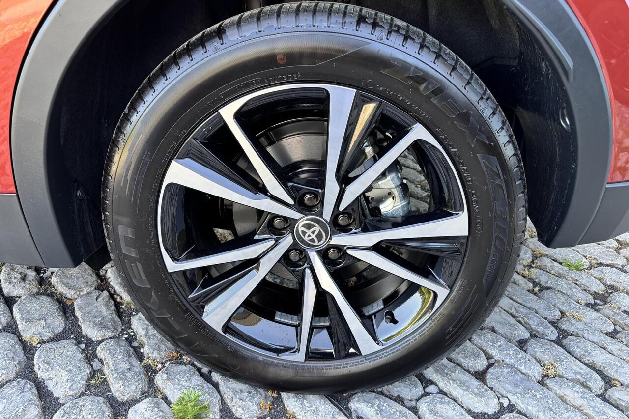 Toyota C-HR 2.0 Plug-in Hybrid 220 Dynamic Apple carplay, Android auto.