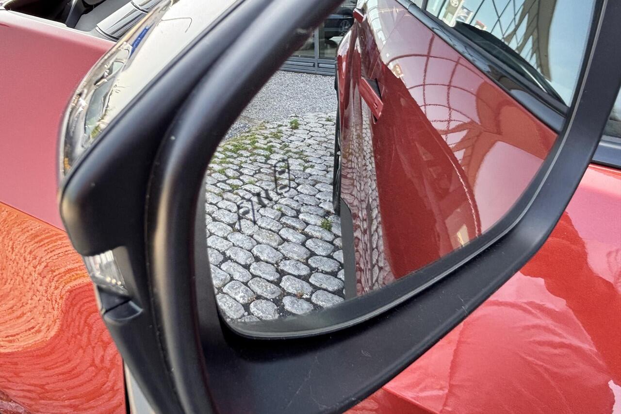 Toyota C-HR 2.0 Plug-in Hybrid 220 Dynamic Apple carplay, Android auto.