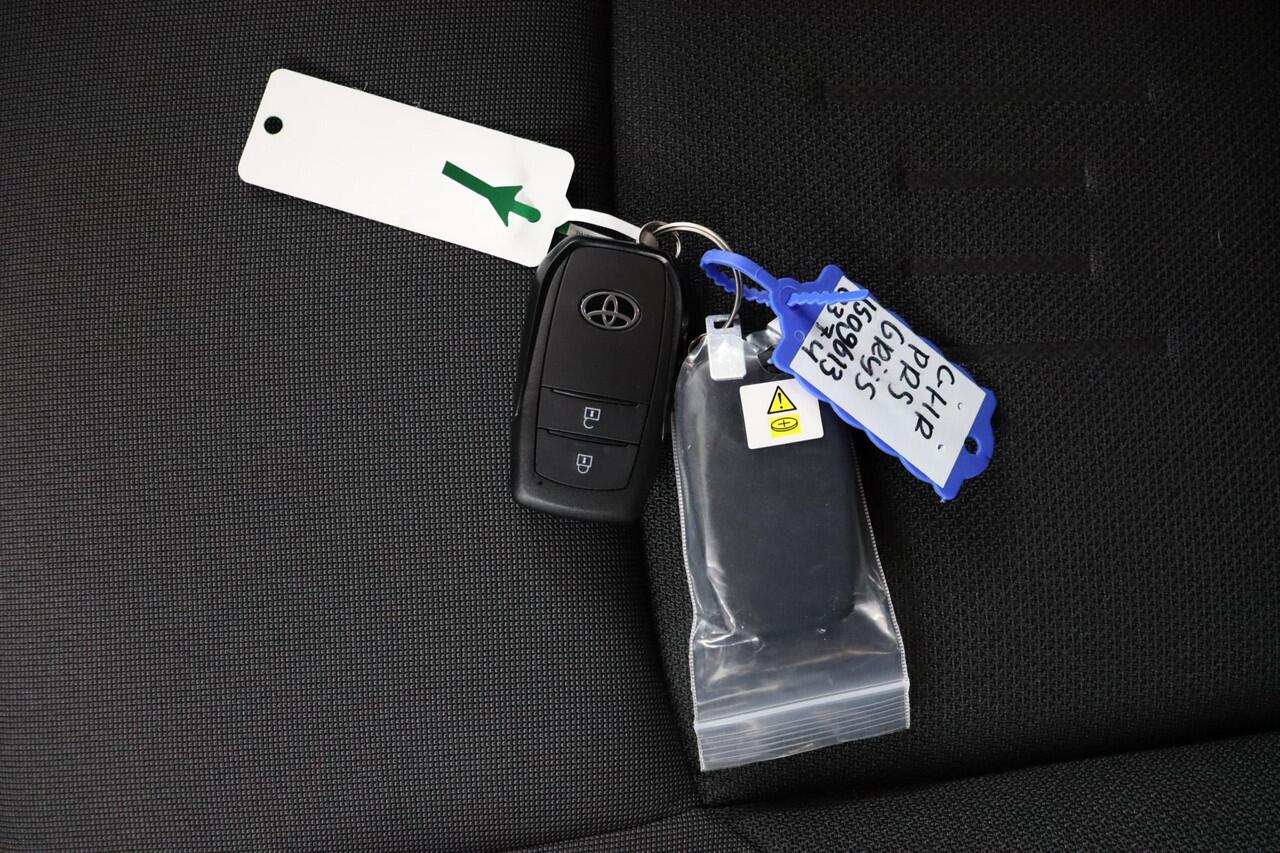 Toyota C-HR 2.0 Plug-in Hybrid 220 Dynamic | Parkeersensoren | Stoel/Stuurverwarming | Adaptieve Cruise Control | Apple Carplay/Android Auto |