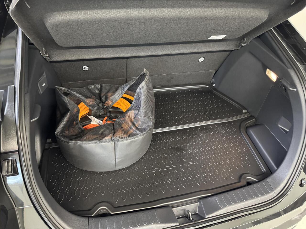 Toyota C-HR 2.0 Plug-in Hybrid 220 Dynamic | trekhaak afneembaar | LED | Dodehoeksensor | Carplay | Stoel/stuur verw. |