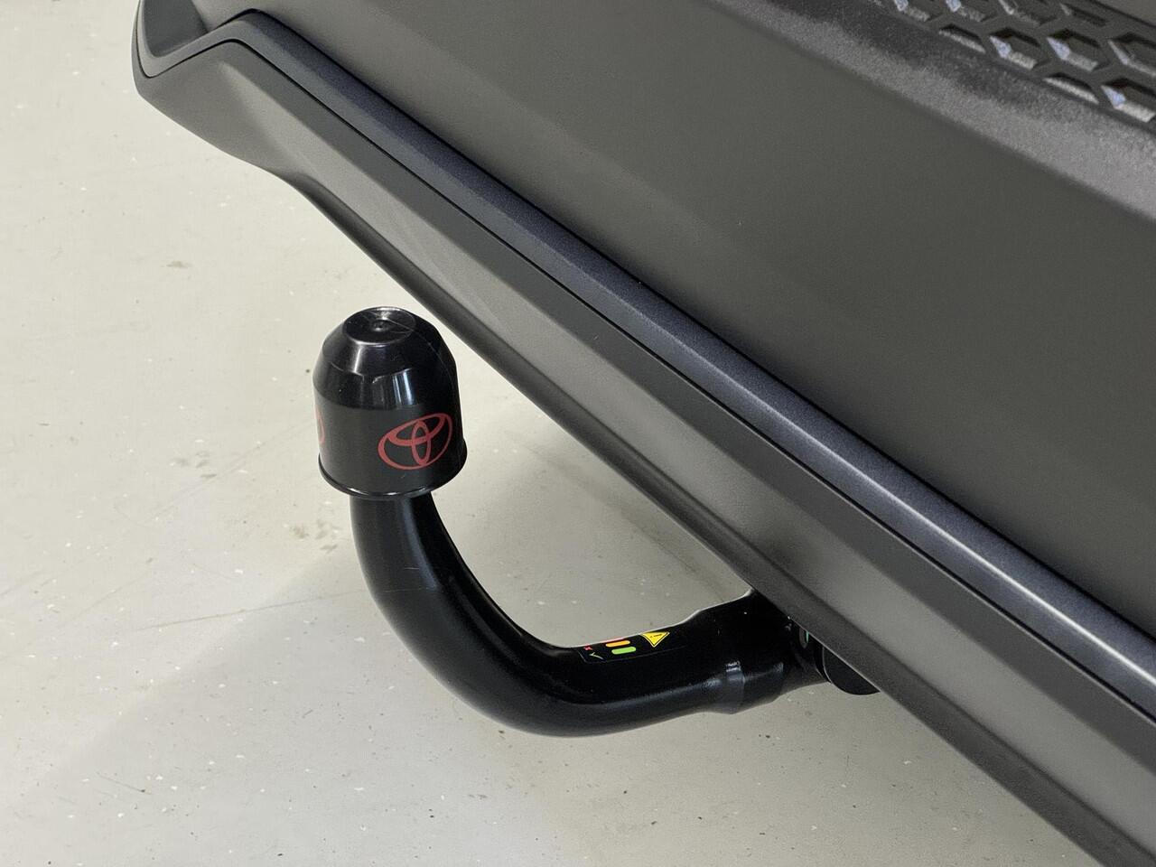 Toyota C-HR 2.0 Plug-in Hybrid 220 Dynamic | trekhaak afneembaar | LED | Dodehoeksensor | Carplay | Stoel/stuur verw. |