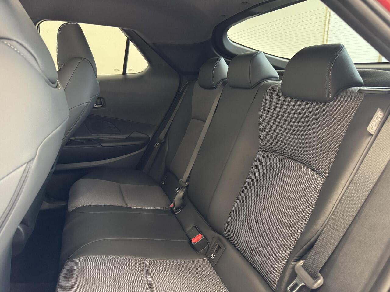 Toyota C-HR 1.8 Hybrid 140 Executive | JBL-audio | PDC rondom | Bi-tone |