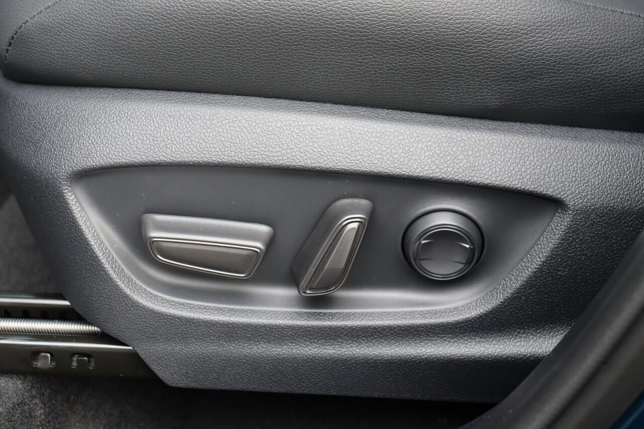 Toyota C-HR 2.0 Plug-in Hybrid 220 Executive, JBL audio, BSM, Apple Carplay, Android auto, Achterruitrijcamera, DAB Radio