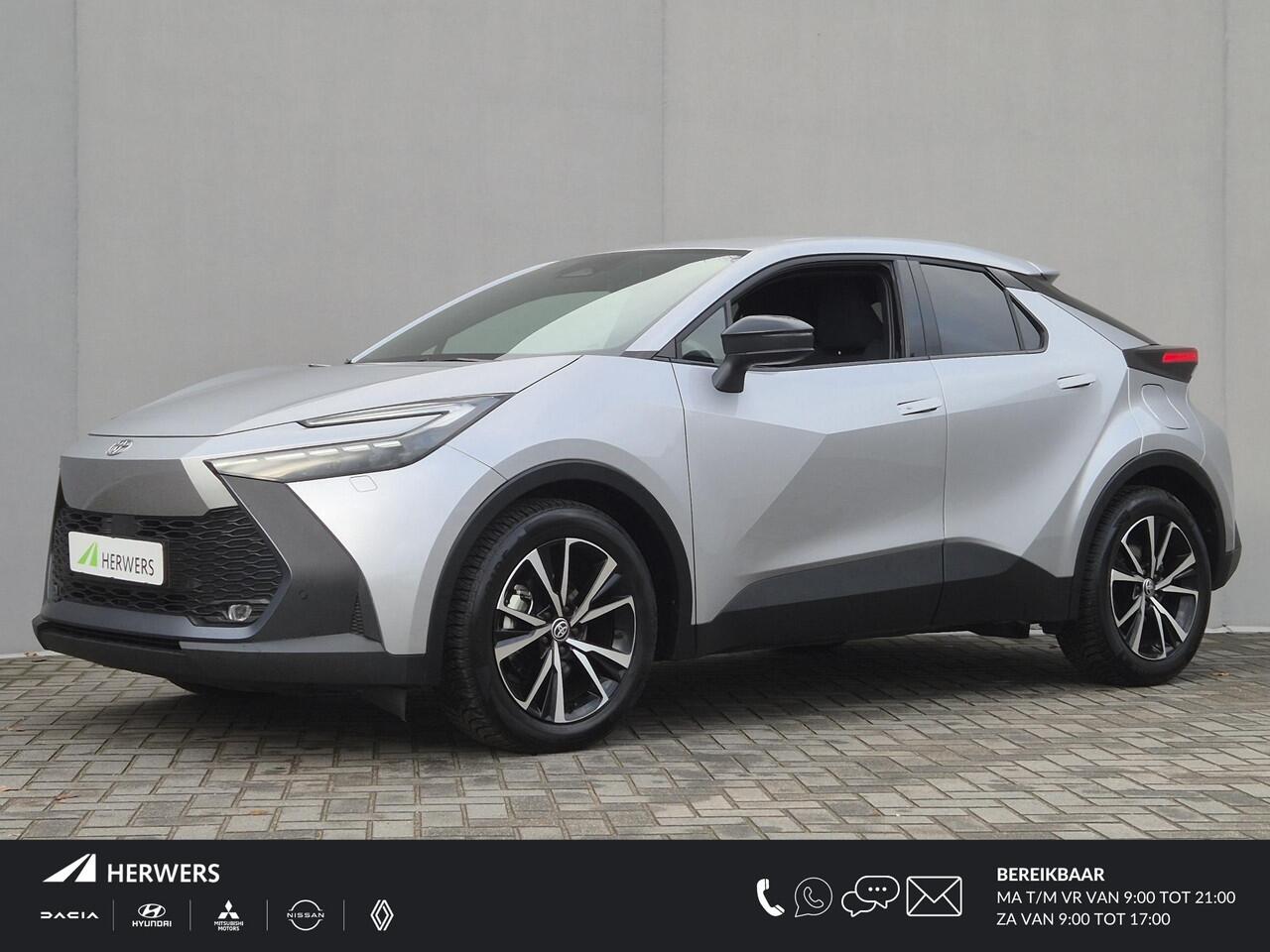 Toyota C-HR 1.8 Hybrid 140 Dynamic Automaat / Nieuw Model / Allseason banden / Stuur-, Stoel en Voorruitverwarming / Achteruitrijcamera / Elektrische achterklep / Keyless Entry/Start / Adaptief CC / Apple Carplay Android Auto / Climate control /