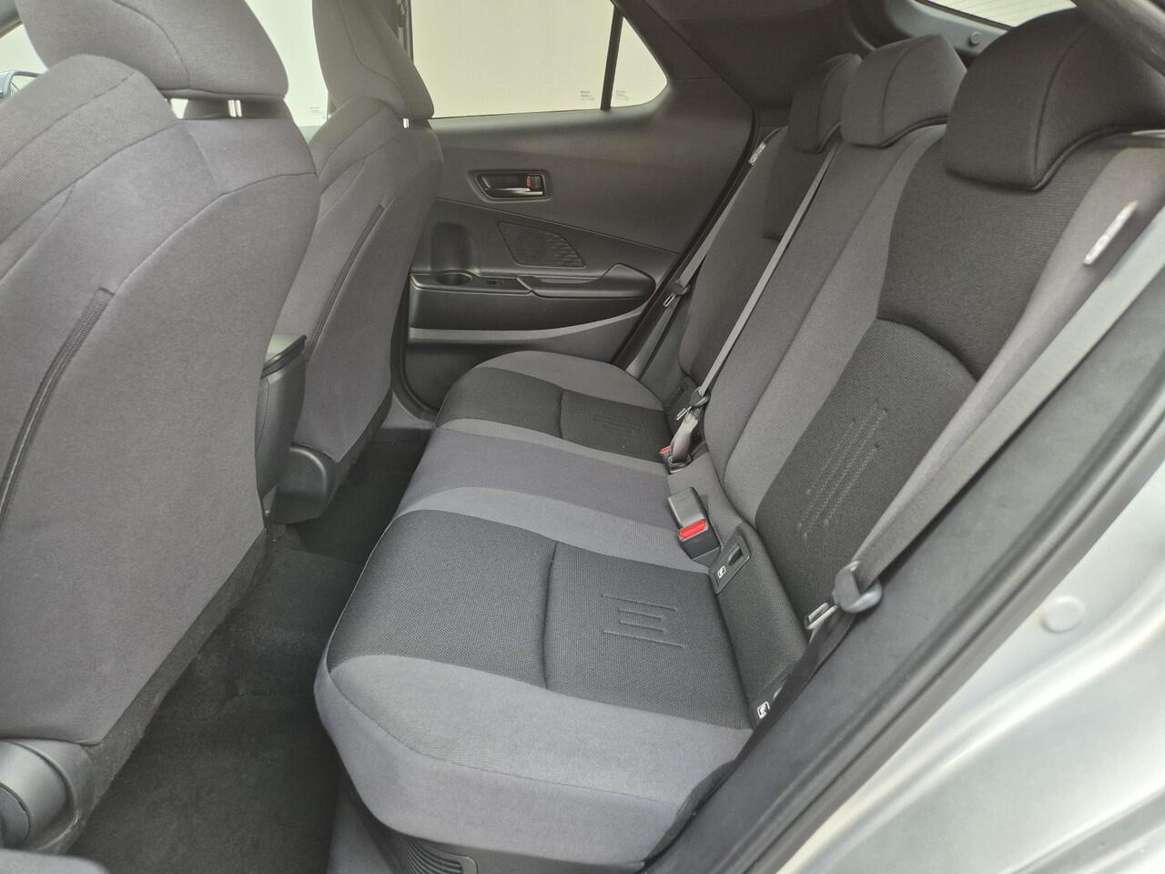 Toyota C-HR 1.8 Hybrid 140 Dynamic Automaat / Nieuw Model / Allseason banden / Stuur-, Stoel en Voorruitverwarming / Achteruitrijcamera / Elektrische achterklep / Keyless Entry/Start / Adaptief CC / Apple Carplay Android Auto / Climate control /