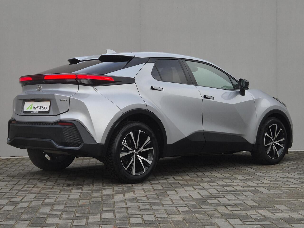 Toyota C-HR 1.8 Hybrid 140 Dynamic Automaat / Nieuw Model / Allseason banden / Stuur-, Stoel en Voorruitverwarming / Achteruitrijcamera / Elektrische achterklep / Keyless Entry/Start / Adaptief CC / Apple Carplay Android Auto / Climate control /