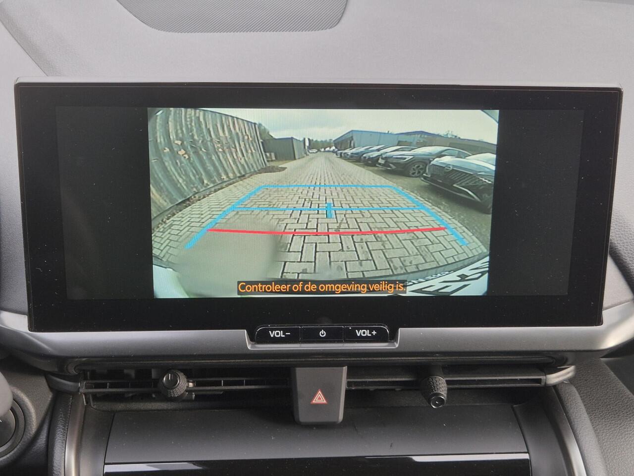 Toyota C-HR 1.8 Hybrid 140 Dynamic Automaat / Nieuw Model / Allseason banden / Stuur-, Stoel en Voorruitverwarming / Achteruitrijcamera / Elektrische achterklep / Keyless Entry/Start / Adaptief CC / Apple Carplay Android Auto / Climate control /