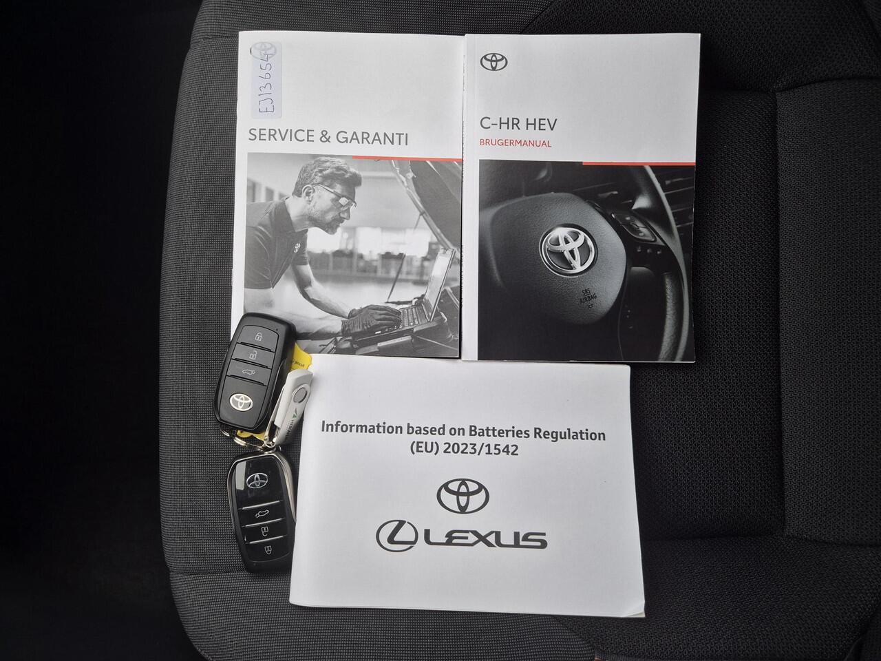 Toyota C-HR 1.8 Hybrid 140 Dynamic Automaat / Nieuw Model / Allseason banden / Stuur-, Stoel en Voorruitverwarming / Achteruitrijcamera / Elektrische achterklep / Keyless Entry/Start / Adaptief CC / Apple Carplay Android Auto / Climate control /