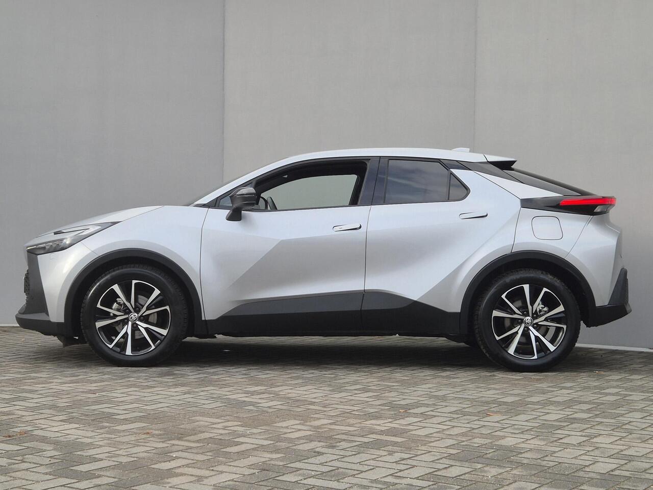 Toyota C-HR 1.8 Hybrid 140 Dynamic Automaat / Nieuw Model / Allseason banden / Stuur-, Stoel en Voorruitverwarming / Achteruitrijcamera / Elektrische achterklep / Keyless Entry/Start / Adaptief CC / Apple Carplay Android Auto / Climate control /
