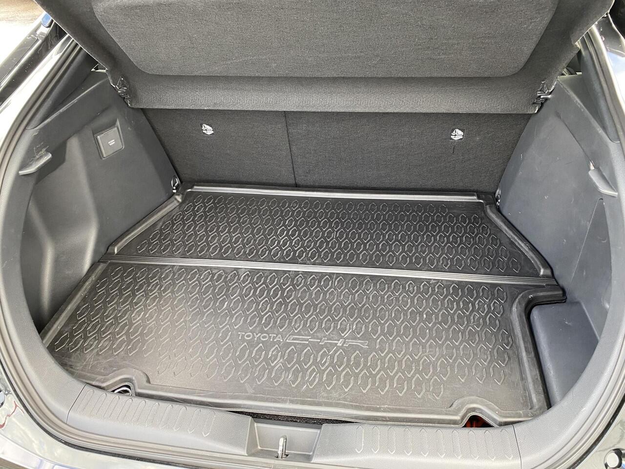 Toyota C-HR 2.0 Plug-in Hybrid 220 Dynamic Stoel- & stuurverwarming, 1e eign. navigatie Apple CarPlay/Android Auto, dodehoek detectie, parkeersensoren, adaptieve cruise control