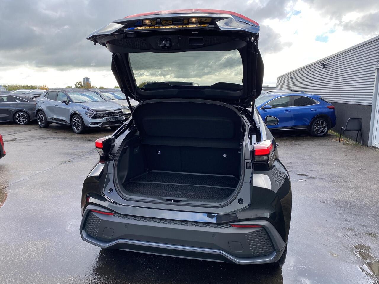 Toyota C-HR 2.0 Plug-in Hybrid 220 Dynamic Stoel- & stuurverwarming, 1e eign. navigatie Apple CarPlay/Android Auto, dodehoek detectie, parkeersensoren, adaptieve cruise control