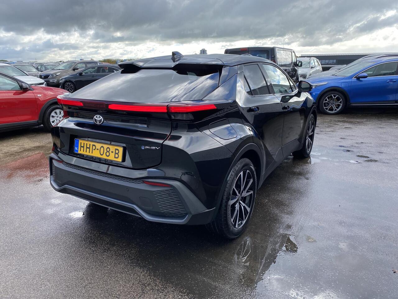 Toyota C-HR 2.0 Plug-in Hybrid 220 Dynamic Stoel- & stuurverwarming, 1e eign. navigatie Apple CarPlay/Android Auto, dodehoek detectie, parkeersensoren, adaptieve cruise control