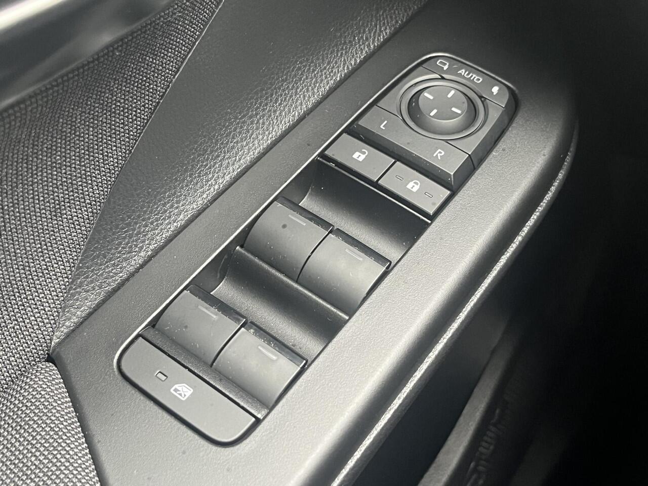 Toyota C-HR 1.8 Hybrid 140 Dynamic / tot 10 jaar Garantie* / Achteruitrijcamera / Apple Carplay & Android Auto / Navigatie full map / Adaptieve Cruise Control / Climate Control / Keyless Entry & Start / Dodehoek Detectie / All Season Banden