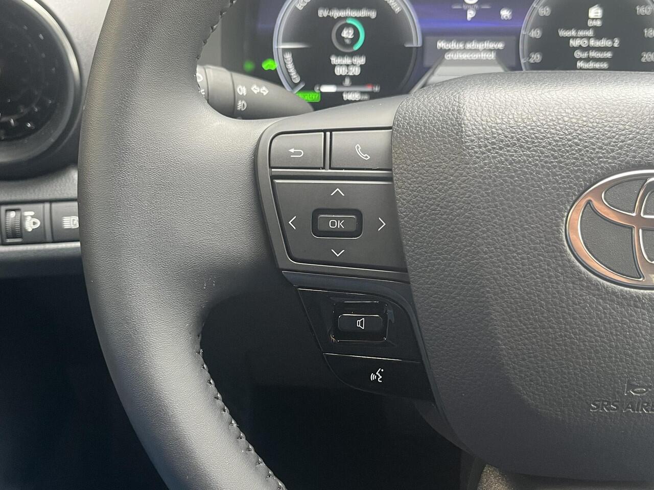 Toyota C-HR 1.8 Hybrid 140 Dynamic / tot 10 jaar Garantie* / Achteruitrijcamera / Apple Carplay & Android Auto / Navigatie full map / Adaptieve Cruise Control / Climate Control / Keyless Entry & Start / Dodehoek Detectie / All Season Banden