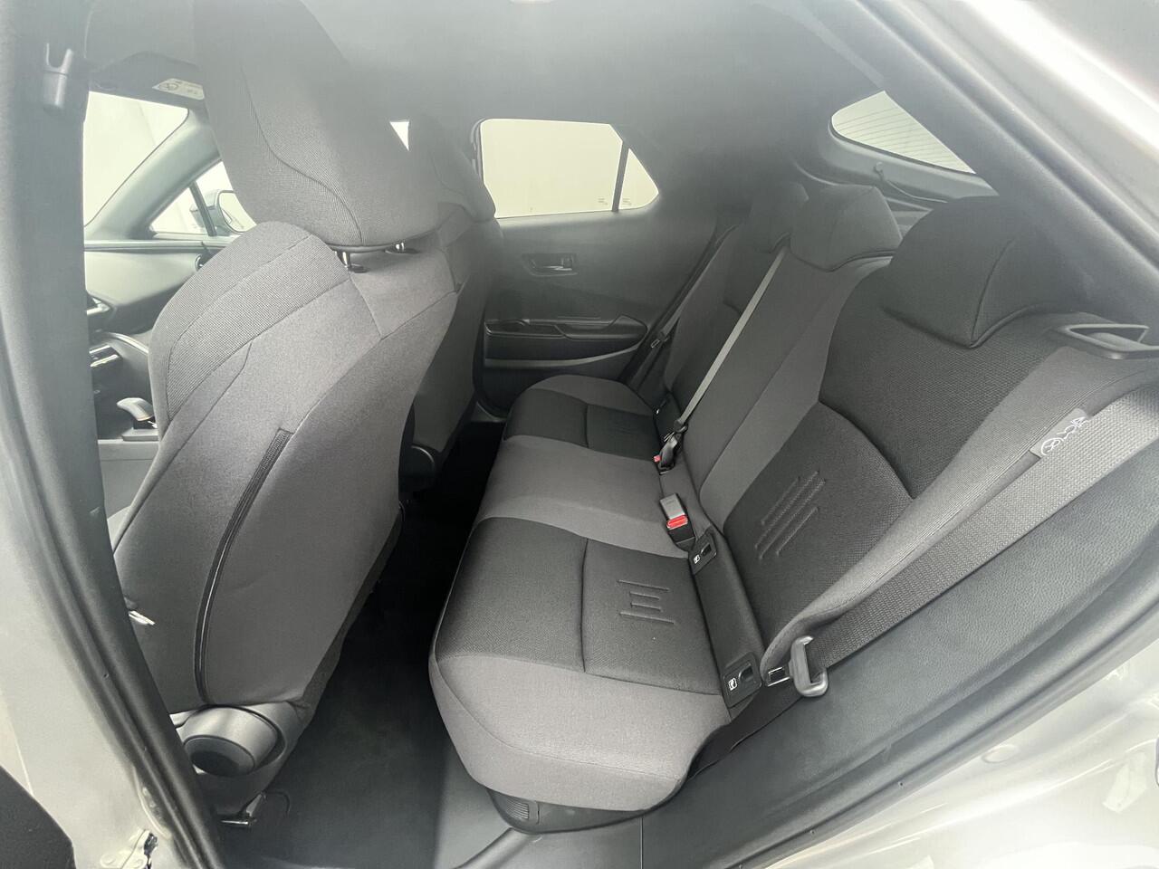 Toyota C-HR 1.8 Hybrid 140 Dynamic / tot 10 jaar Garantie* / Achteruitrijcamera / Apple Carplay & Android Auto / Navigatie full map / Adaptieve Cruise Control / Climate Control / Keyless Entry & Start / Dodehoek Detectie / All Season Banden