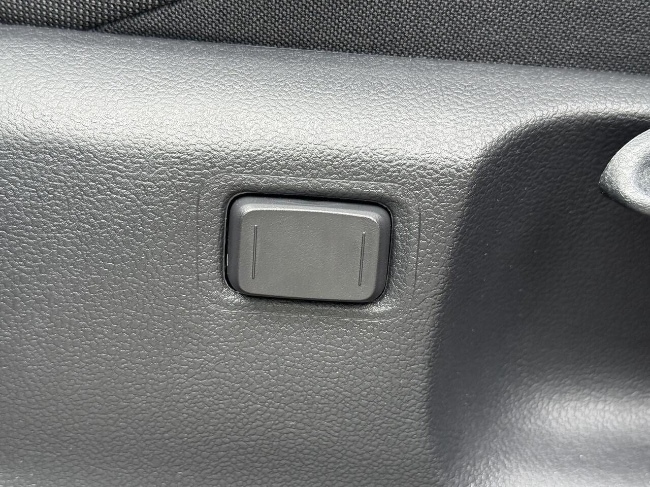 Toyota C-HR 2.0 Plug-in Hybrid 220 Dynamic **STOEL EN STUURWIELVERWARMING/ DODEHOEK DETECTIE/ PARKEERSENSOREN/ KEYLESS**