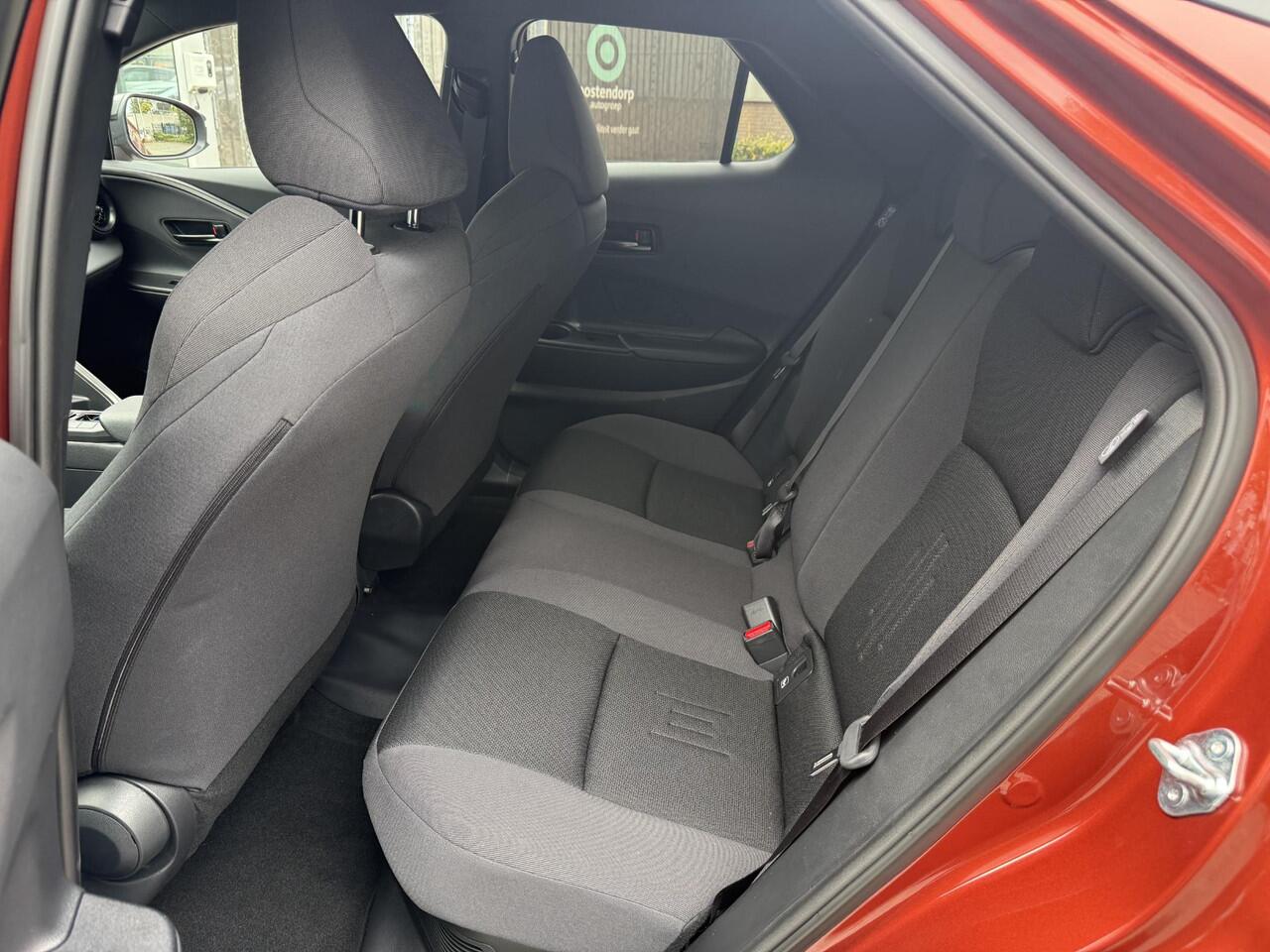 Toyota C-HR 2.0 Plug-in Hybrid 220 Dynamic **STOEL EN STUURWIELVERWARMING/ DODEHOEK DETECTIE/ PARKEERSENSOREN/ KEYLESS**