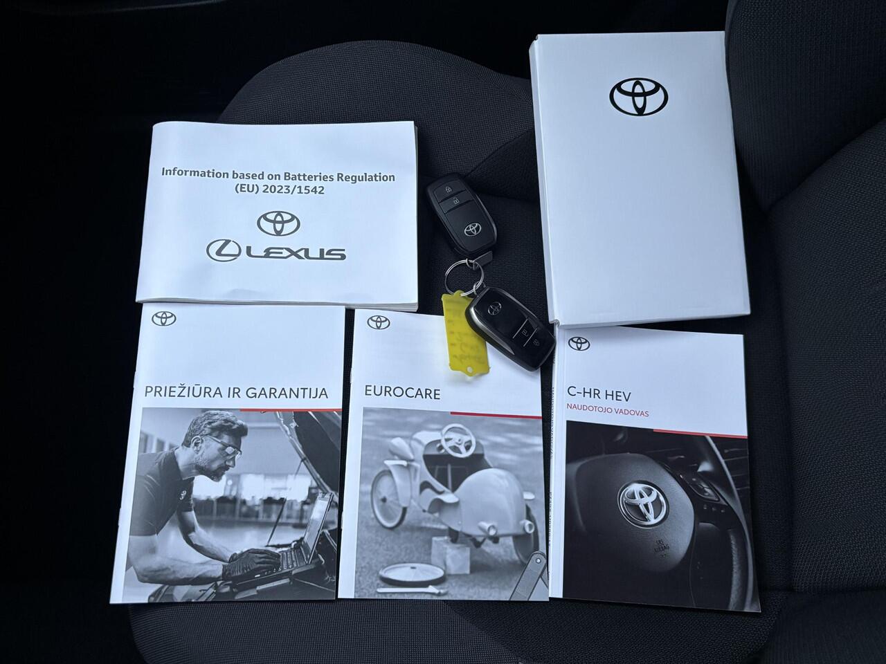 Toyota C-HR 1.8 Hybrid 140 Dynamic Automaat / Fabrieksgarantie tot 10 jaar mogelijk * / Stuur-, stoel- en voorruitverwarming / Navigatie / Camera / Climate Control / Apple Carplay/Android auto / 18" LM wielen /