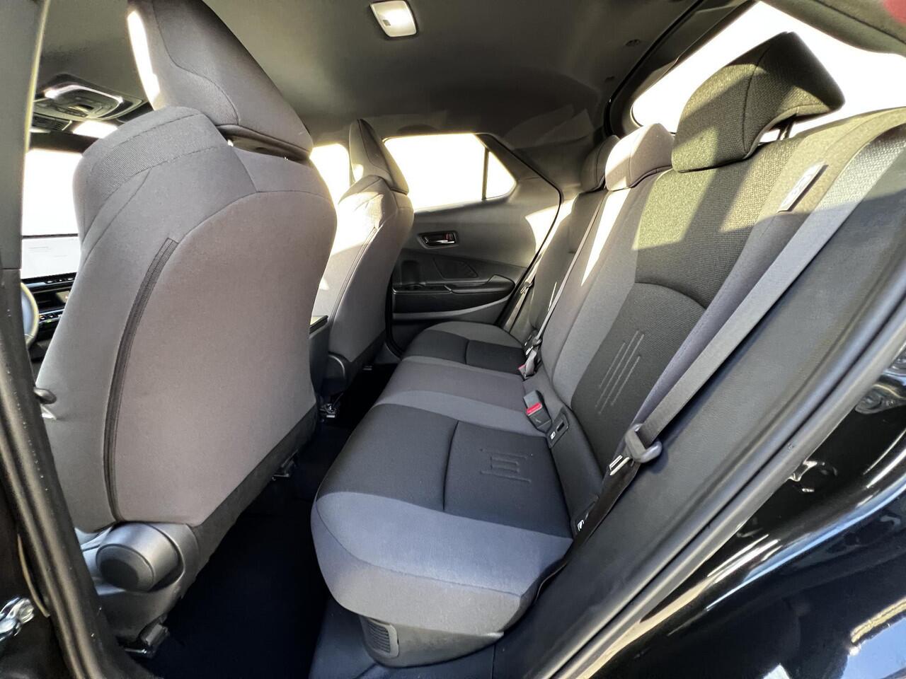 Toyota C-HR 1.8 Hybrid 140 Dynamic Automaat / Fabrieksgarantie tot 10 jaar mogelijk * / Stuur-, stoel- en voorruitverwarming / Navigatie / Camera / Climate Control / Apple Carplay/Android auto / 18" LM wielen /