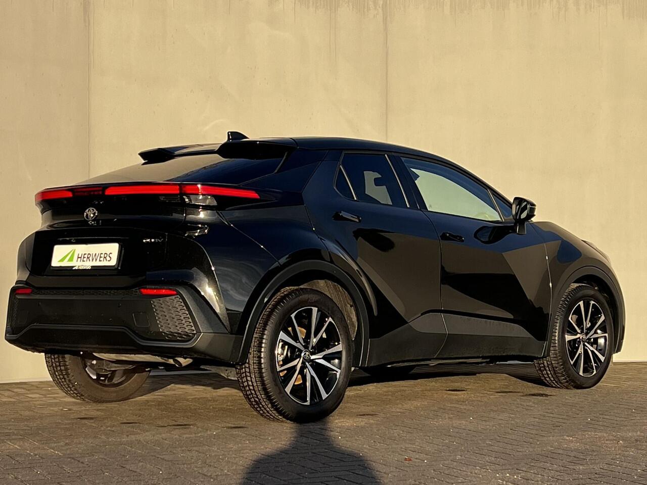 Toyota C-HR 1.8 Hybrid 140 Dynamic Automaat / Fabrieksgarantie tot 10 jaar mogelijk * / Stuur-, stoel- en voorruitverwarming / Navigatie / Camera / Climate Control / Apple Carplay/Android auto / 18" LM wielen /