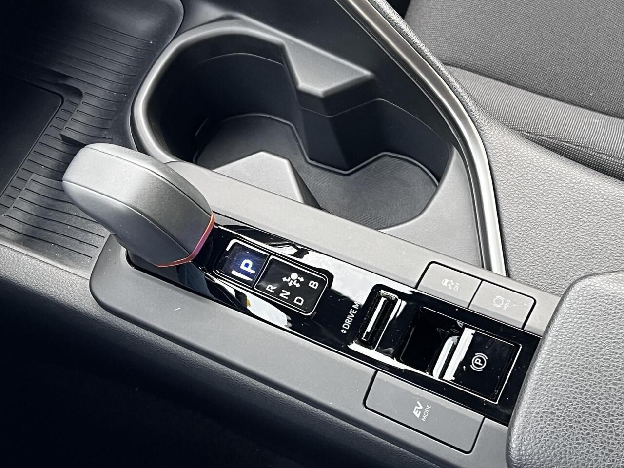 Toyota C-HR 1.8 Hybrid 140 Dynamic Automaat / Fabrieksgarantie tot 10 jaar mogelijk / Stuur-, stoel- en voorruitverwarming / Navigatie / Camera / Climate Control / Apple Carplay/Android auto / 18" LM wielen /