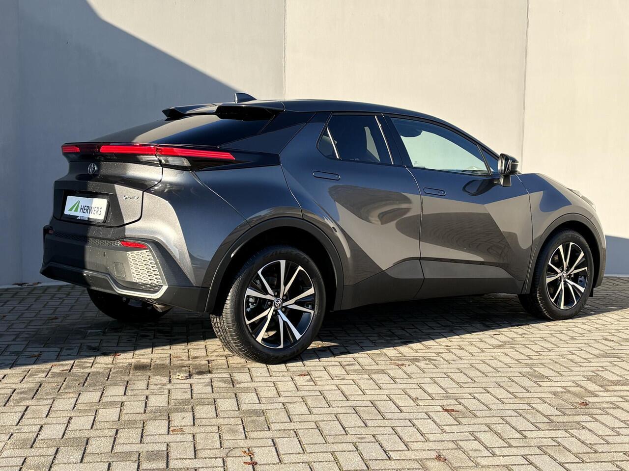 Toyota C-HR 1.8 Hybrid 140 Dynamic Automaat / Fabrieksgarantie tot 10 jaar mogelijk / Stuur-, stoel- en voorruitverwarming / Navigatie / Camera / Climate Control / Apple Carplay/Android auto / 18" LM wielen /
