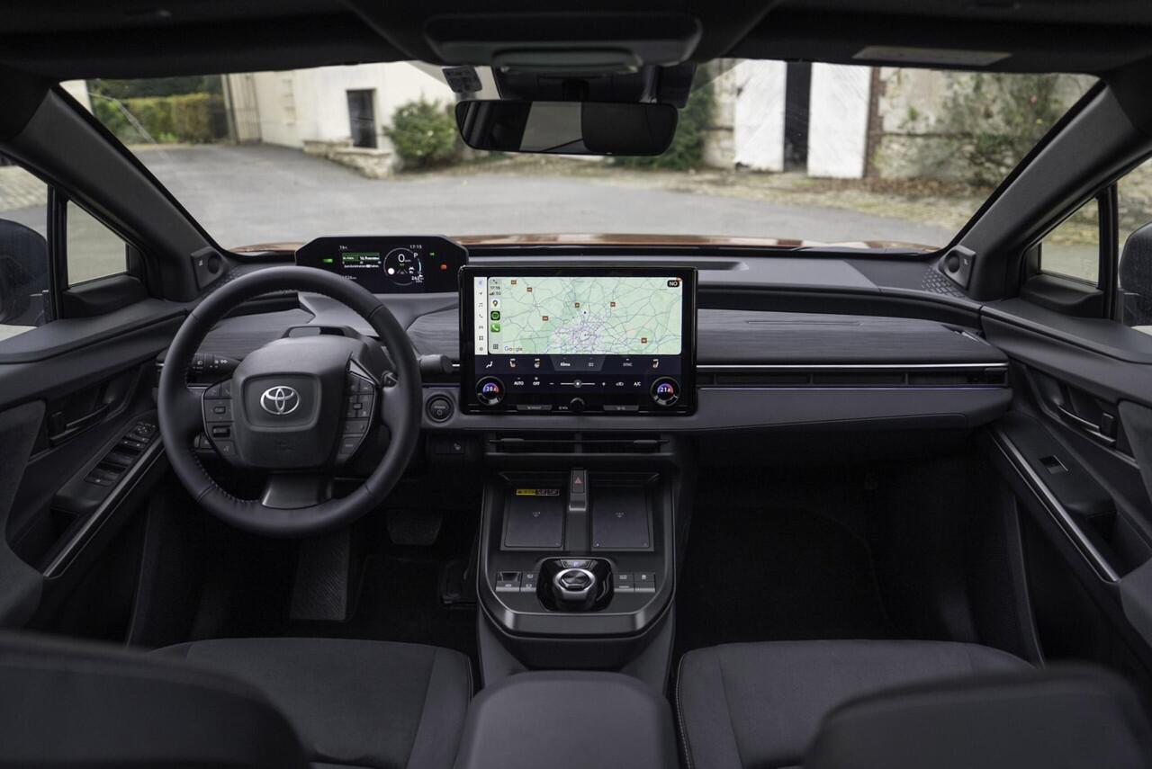 Toyota C-HR Dynamic Limited Edition 57.7 kWh ¤35.995,- RIJKLAAR! Nu ¤2.000,- voordeel! Nu extra scherp geprijsd!