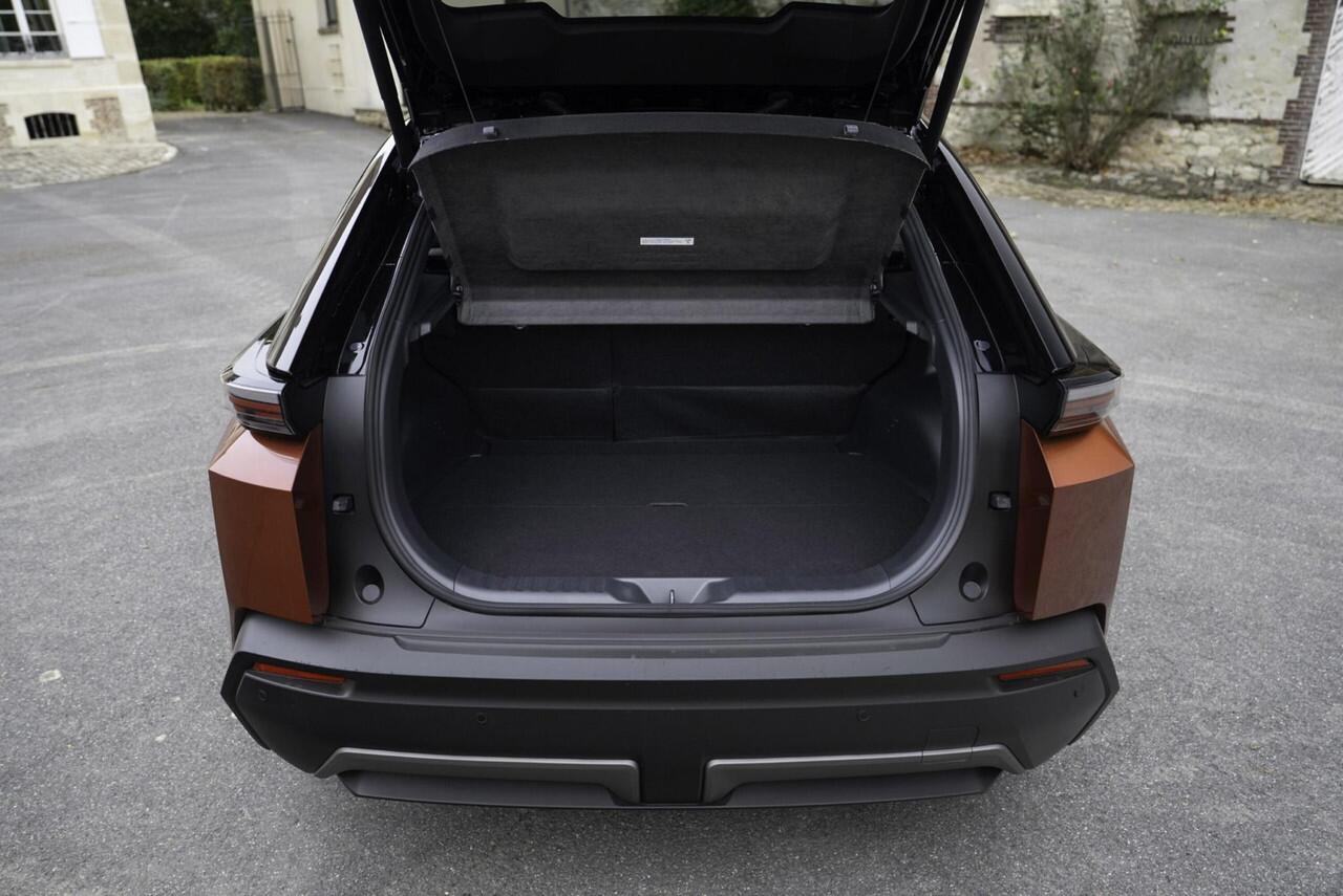 Toyota C-HR Dynamic Limited Edition 57.7 kWh ¤35.995,- RIJKLAAR! Nu ¤2.000,- voordeel! Nu extra scherp geprijsd!