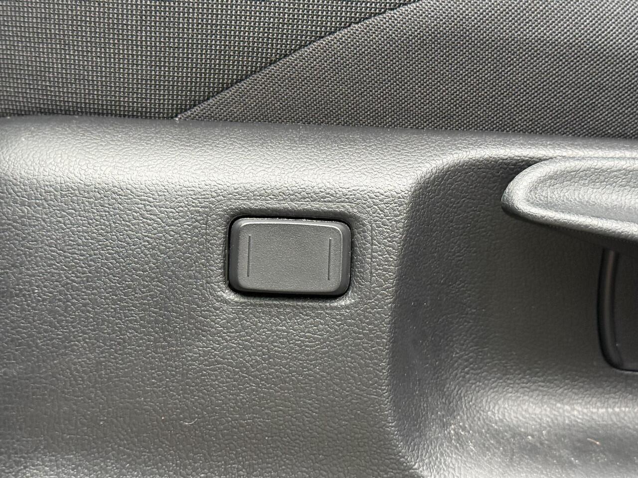 Toyota C-HR 1.8 Hybrid 140 First Edition **NAVIGATIE/ 360 CAMERA/ DODEHOEK DETECTIE/ PARKEERSENSOREN/ GARANTIE**