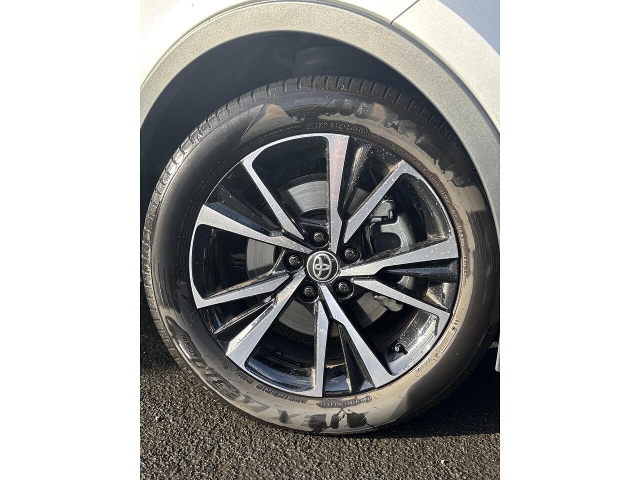 Toyota C-HR 2.0 Plug-in Hybrid 220 Dynamic | LM Velgen | Navigatie | Virtual Cockpit