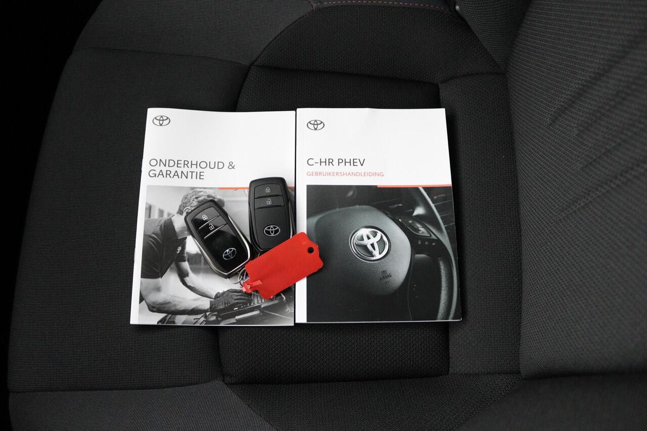 Toyota C-HR 2.0 Plug-in Hybrid 220 Dynamic | Stoelverwarming | Dode hoek detectie | Parkeersensoren en Camera |