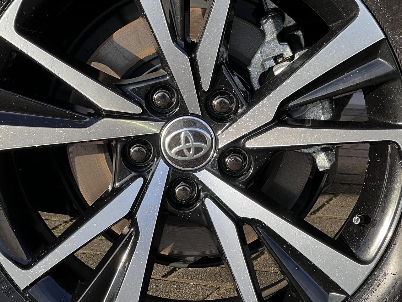 Toyota C-HR 1.8 Hybrid 140 First Edition / Fabrieksgarantie tot 10 jaar mogelijk * / Stuur-, stoel- en voorruitverwarming / Navigatie / Camera / Climate Control / Apple Carplay/Android auto / 18" LM wielen /