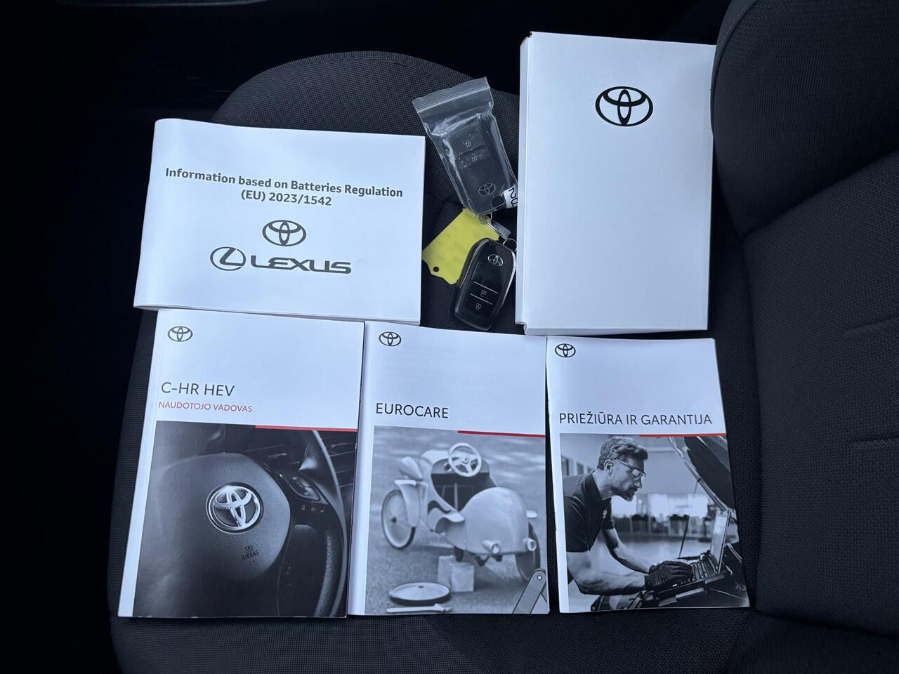 Toyota C-HR 1.8 Hybrid 140 First Edition / Fabrieksgarantie tot 10 jaar mogelijk * / Stuur-, stoel- en voorruitverwarming / Navigatie / Camera / Climate Control / Apple Carplay/Android auto / 18" LM wielen /