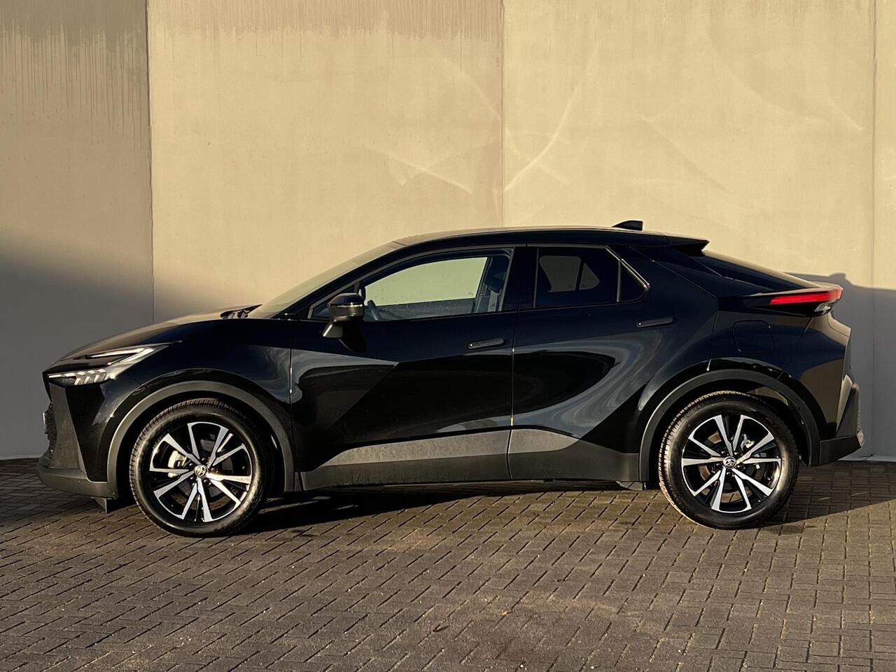 Toyota C-HR 1.8 Hybrid 140 First Edition / Fabrieksgarantie tot 10 jaar mogelijk * / Stuur-, stoel- en voorruitverwarming / Navigatie / Camera / Climate Control / Apple Carplay/Android auto / 18" LM wielen /