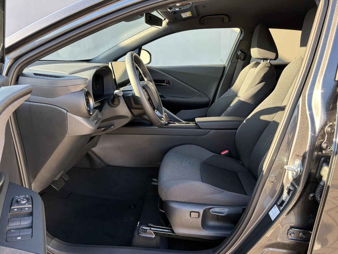 Toyota C-HR 1.8 Hybrid 140 First Edition / Stuur-, Stoel- en Voorruitverwarming / Adaptief Cruise Control / Navigatie / Achteruitrijcamera / Climate Control / Apple Carplay & Android auto / 18" LM Velgen /