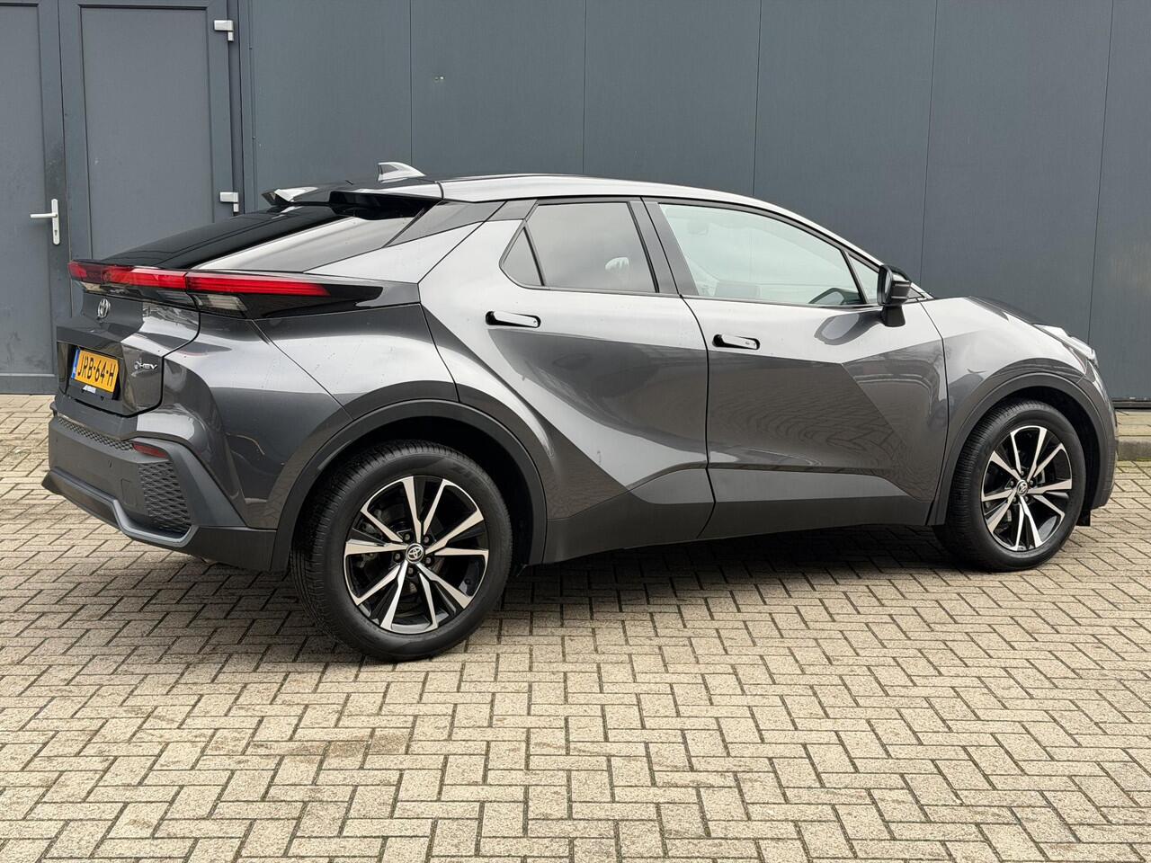 Toyota C-HR 1.8 Hybrid 140 First Edition / Fabrieksgarantie tot 10 jaar mogelijk / Stuur-, stoel- en voorruitverwarming / Navigatie / Camera / Climate Control / Apple Carplay/Android auto / 18" LM wielen /