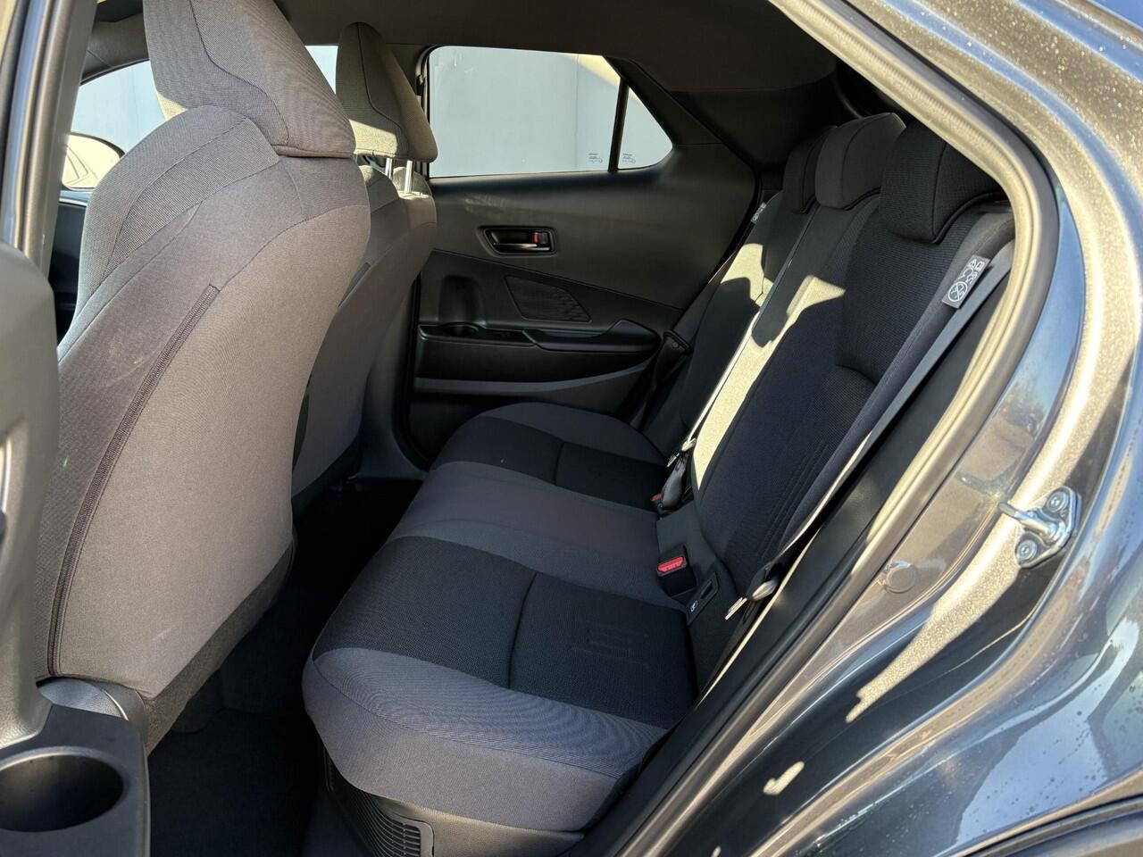 Toyota C-HR 1.8 Hybrid 140 First Edition / Fabrieksgarantie tot 10 jaar mogelijk / Stuur-, stoel- en voorruitverwarming / Navigatie / Camera / Climate Control / Apple Carplay/Android auto / 18" LM wielen /