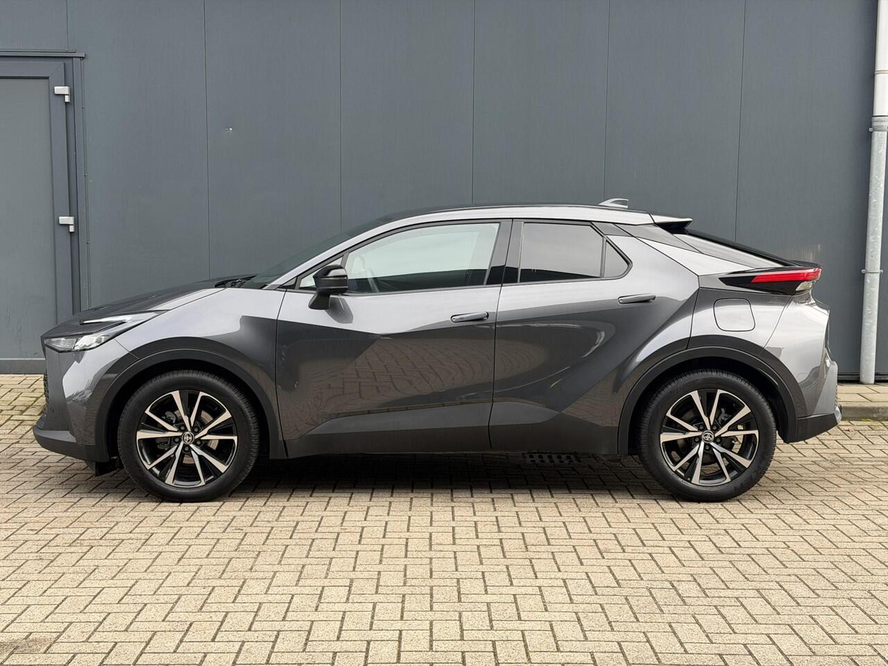 Toyota C-HR 1.8 Hybrid 140 First Edition / Fabrieksgarantie tot 10 jaar mogelijk / Stuur-, stoel- en voorruitverwarming / Navigatie / Camera / Climate Control / Apple Carplay/Android auto / 18" LM wielen /