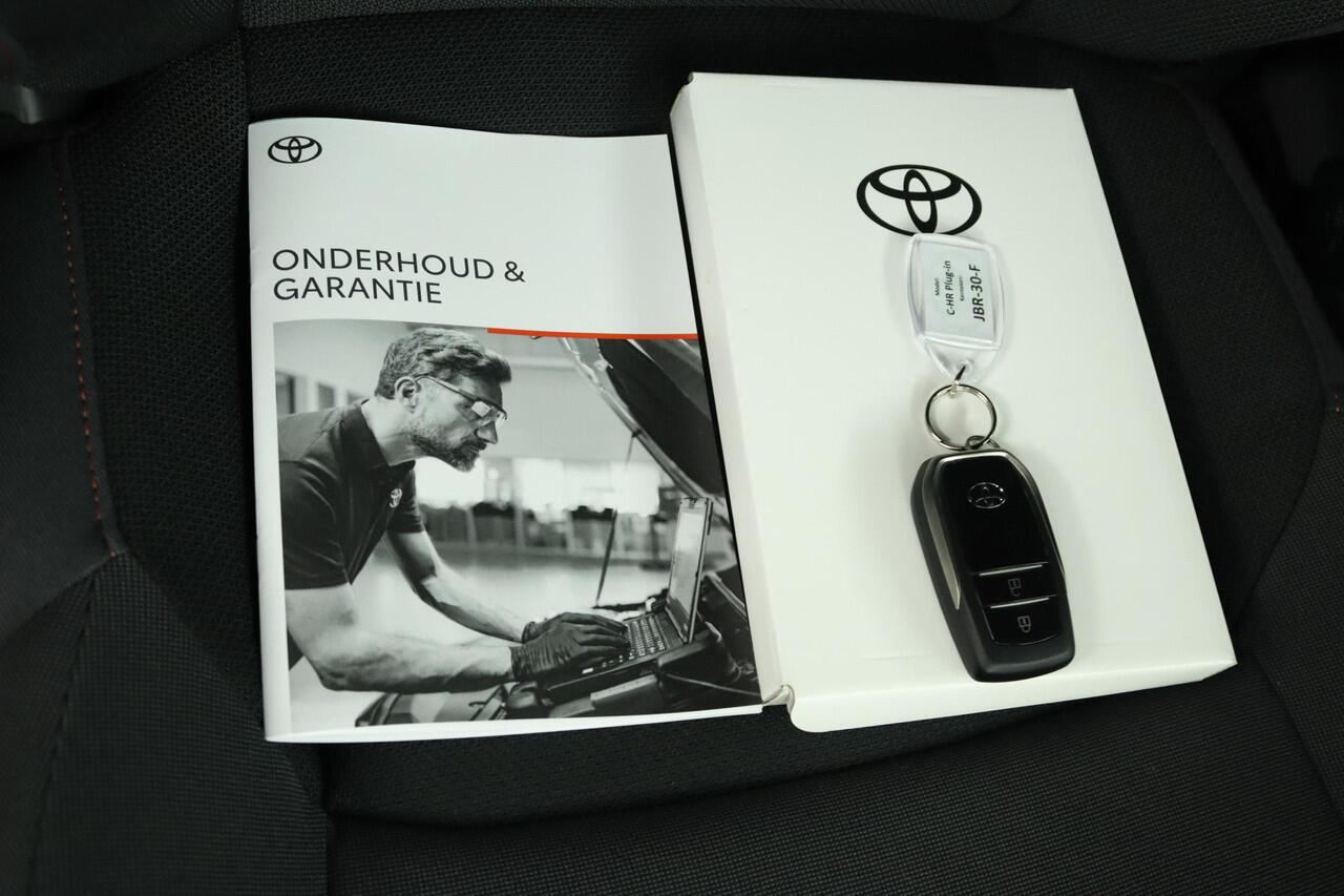 Toyota C-HR 2.0 Plug-in Hybrid 220 ADG Limited Edition DEMOVOORDEEL! | Copper Pack | 19" Lichtmetalen Velgen | Bi-Tone Kleurstelling | Stoel- & Stuurwielverwarming | Adaptieve Cruise Control |