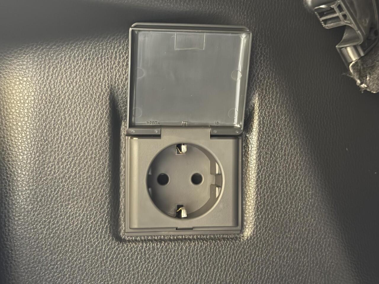 Toyota C-HR 2.0 Plug-in Hybrid 220 Dynamic | BSM | PDC V+A | Stoel/stuur verwarming |