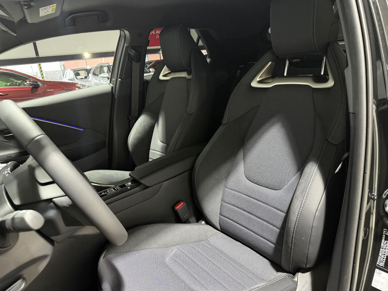 Toyota C-HR 1.8 Hybrid 140 Executive Parkersensoren V+A| Elektr. sportstoel incl. geheugen | BSM | JBL Audio | Demovoordeel! Niet meer leverbaar in deze samenstelling!