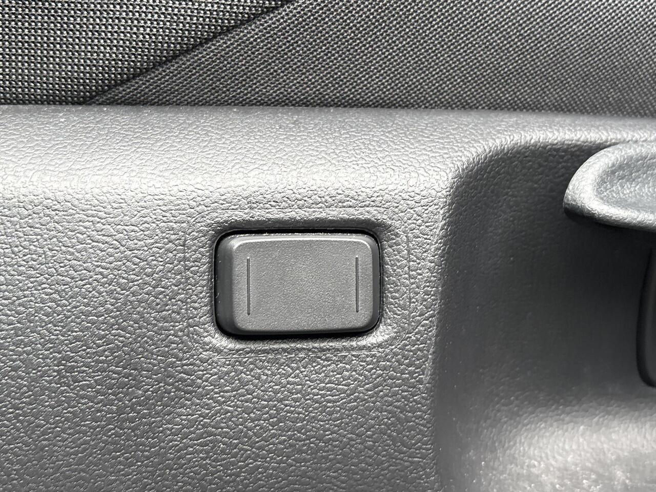 Toyota C-HR 1.8 Hybrid 140 First Edition **DODEHOEK DETECTIE/ 360 CAMERA/ PARKEERSENSOREN**