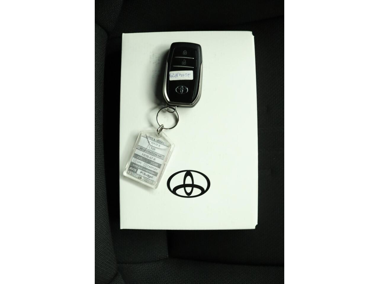 Toyota C-HR 2.0 Plug-in Hybrid 220 Dynamic | 65 KM Elektrische Range | Stoelverwarming | Led Verlichting | Stuurverwarming |