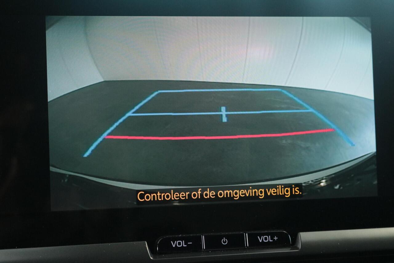 Toyota C-HR 2.0 Plug-in Hybrid 220 Dynamic Limit, Groot scherm Stoelverwarming, Apple Carplay / Android Auto.