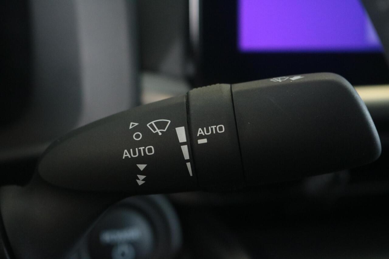 Toyota C-HR 2.0 Plug-in Hybrid 220 Dynamic Limit, Groot scherm Stoelverwarming, Apple Carplay / Android Auto.