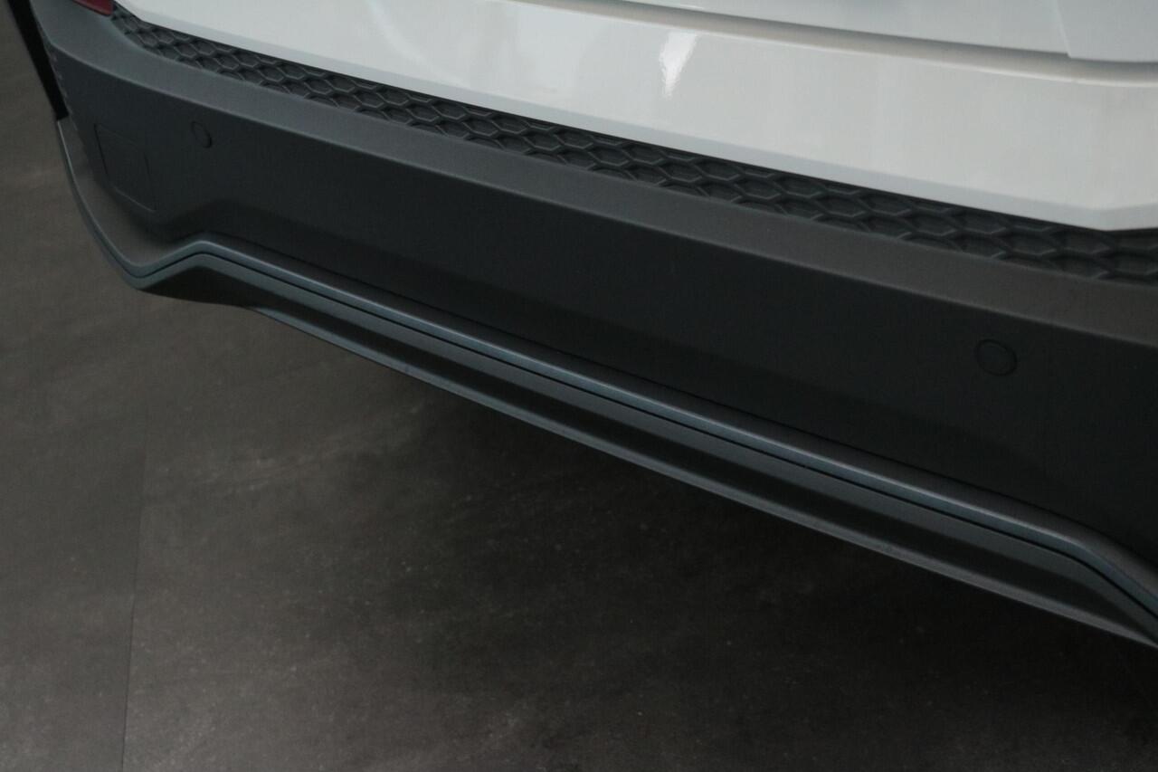 Toyota C-HR 2.0 Plug-in Hybrid 220 Dynamic Limit, Groot scherm