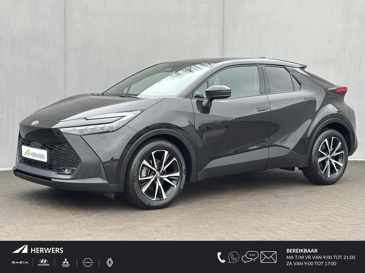 Toyota C-HR 1.8 Hybrid 140 First Edition Automaat / Fabrieksgarantie tot 10 jaar mogelijk * / Stuur-, stoel- en voorruitverwarming / Navigatie / Elektrische Achterklep / Camera / Dual Zone Climate Control / Apple Carplay/Android auto / 18" LM wielen /